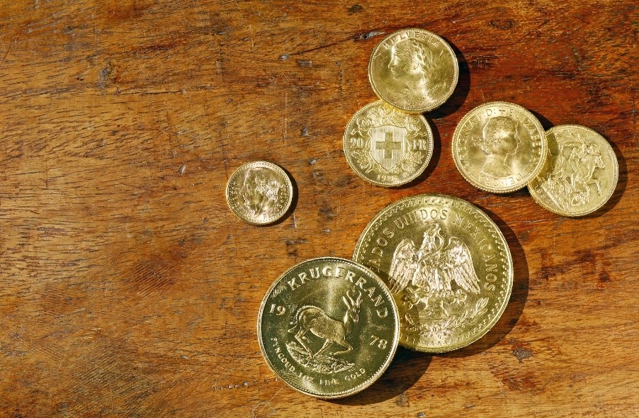 разные типы золотых монет